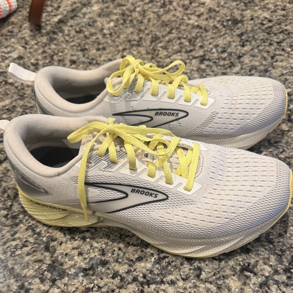 Women’s Size 9.5 Brooks White & Yellow Athletic Shoes